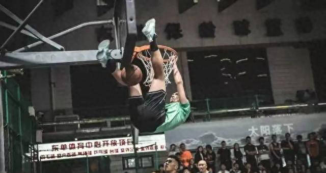 之后,杨政多次参加中国街球运动先驱吴悠组织的日落东单业余篮球比赛