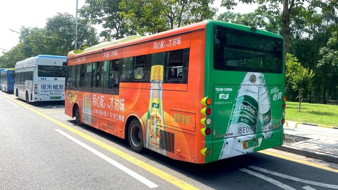 卓颖户外|为什么快消产品选择公交车广告?