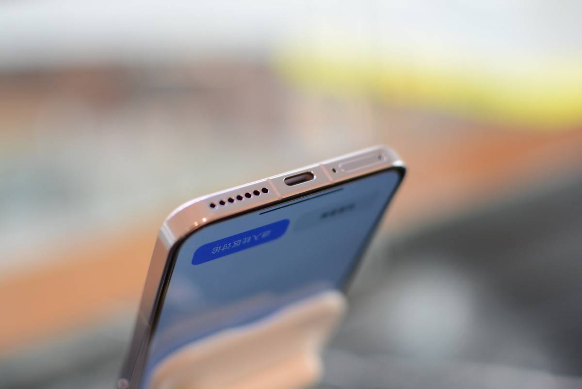 它配备了4610mah的大电池,支持90w有线快充和50w无线充电.