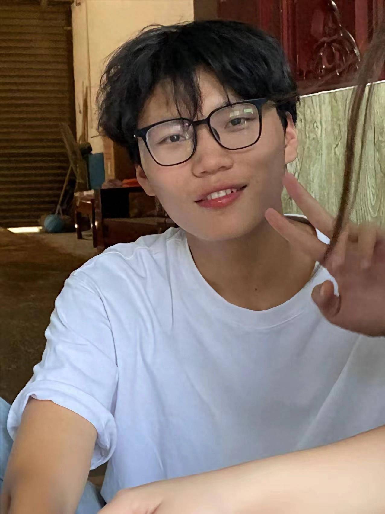 河南17岁少年火场救人牺牲,姐姐痛斥被救小孩家属冷漠,葬礼都没参加