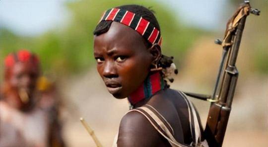 起底非洲原始部落哈马尔:女人为美终生不洗头,以被男性鞭打为荣
