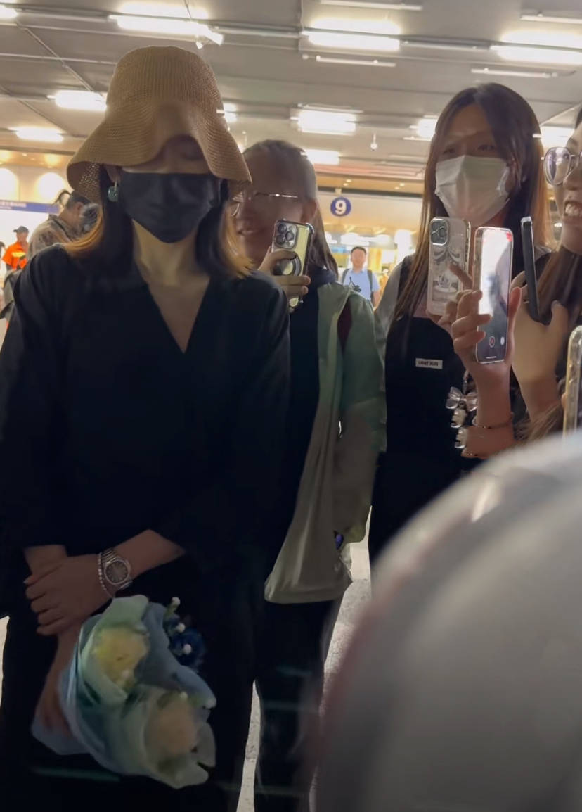 出于低调,王鸥在公众场合都有佩戴口罩,不过依旧被粉丝一眼认出,并且