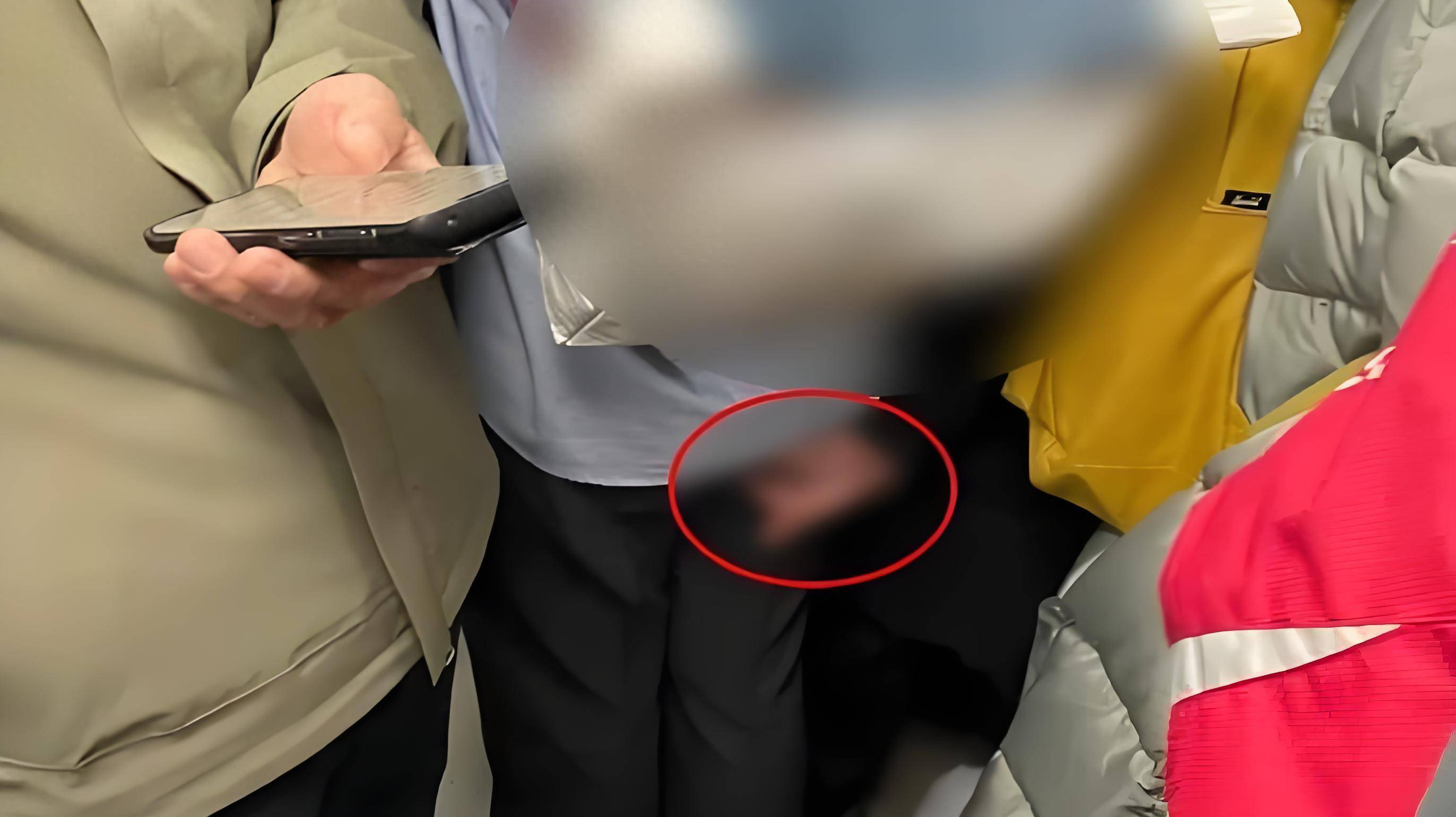 上海大叔地铁猥亵帅哥,被帅哥当众怒怼,场面极度尴尬!