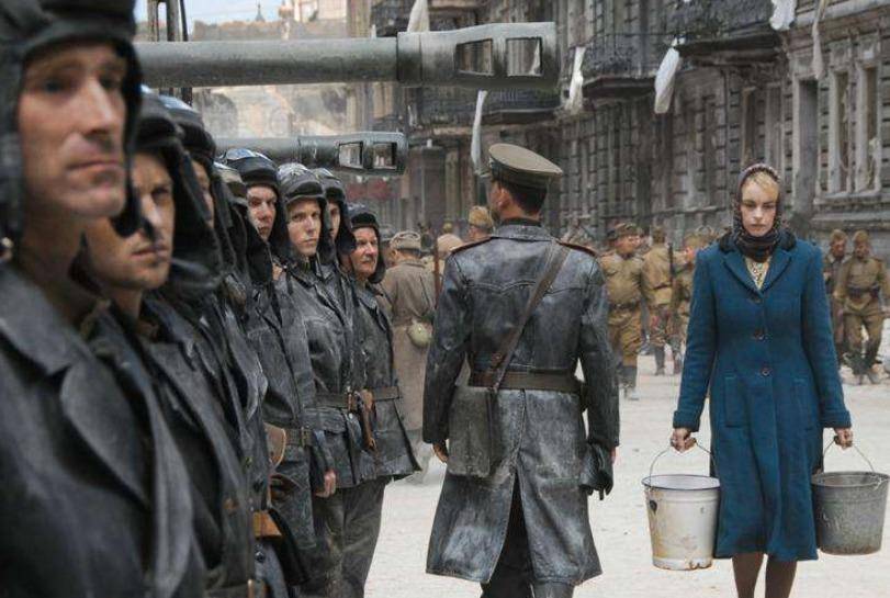 电影柏林女人柏林沦陷随着"彭"的一声,希特勒倒在了血泊中,他的这一