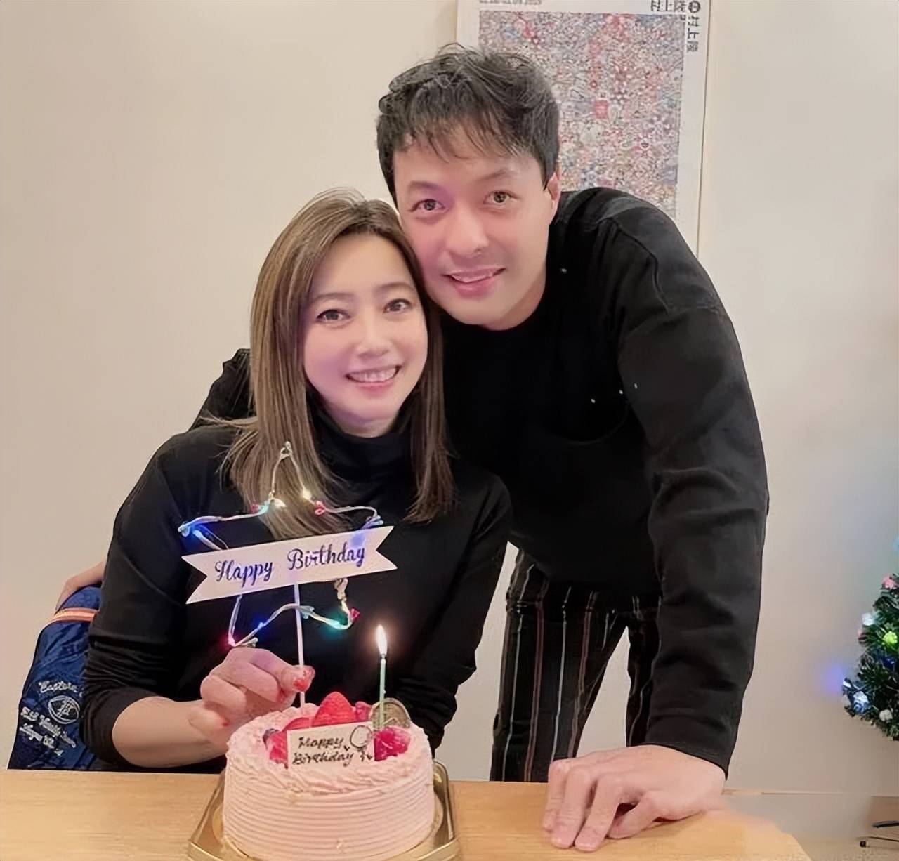 只是年纪渐长,张达伦的外形似乎也发生改变,日前就有网友在路上偶遇