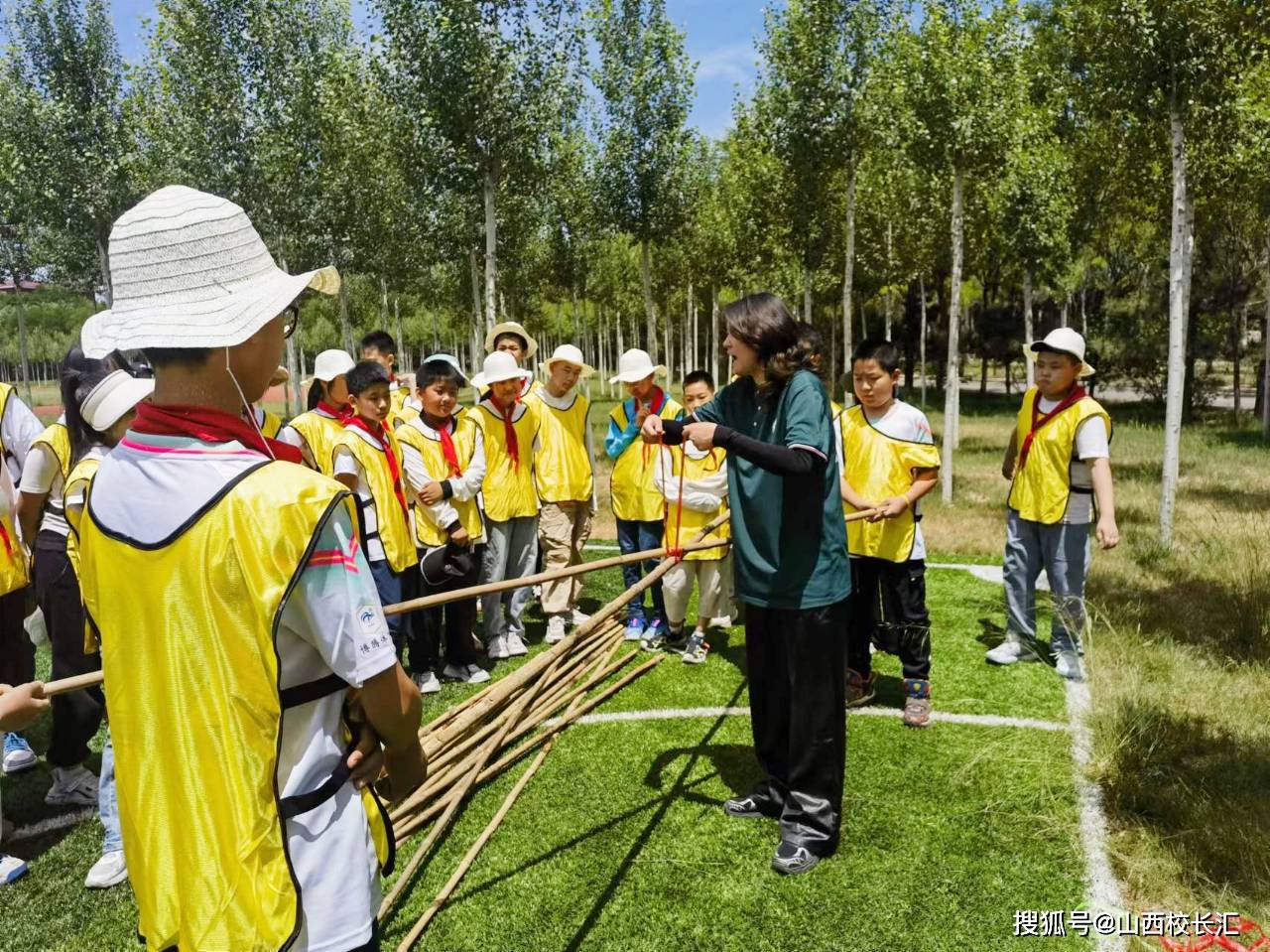 学习绳结绑扎,为罗马炮架的搭建奠定基础;在搭建实景炮架时,学生深入