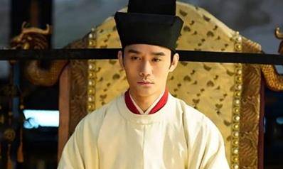 愚蠢到让人窒息的神操作,疯子拿着肚兜冒充皇子,皇帝竟信以为真