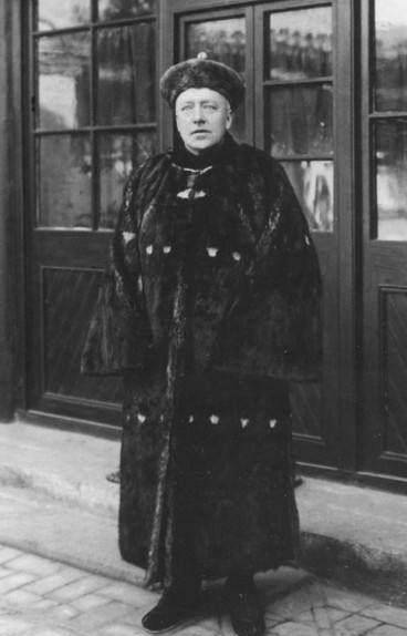 这对溥仪影响极大.他甚至想剪掉辫子,逃离紫禁城.