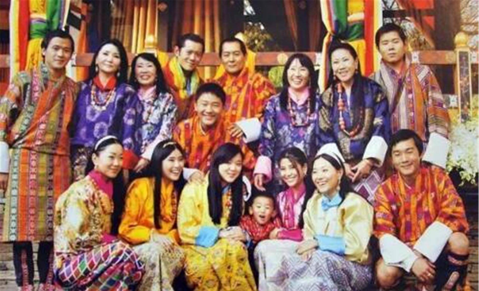不丹65岁老国王,娶首相4胞胎女儿做王后,年轻时很像吴彦祖