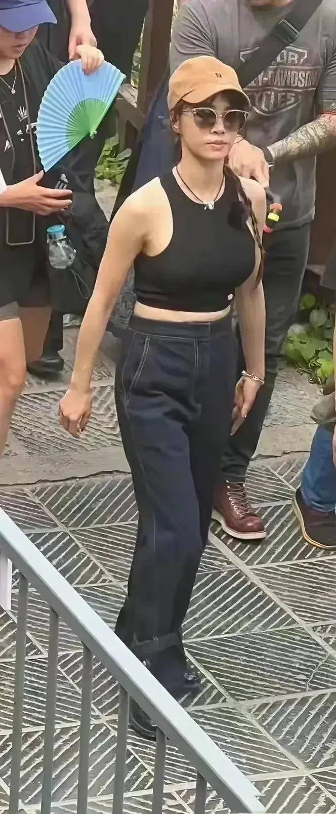 43岁蔡依林旅游心情好,身材娇小像23岁,上半身丰满有料,会打扮一点不