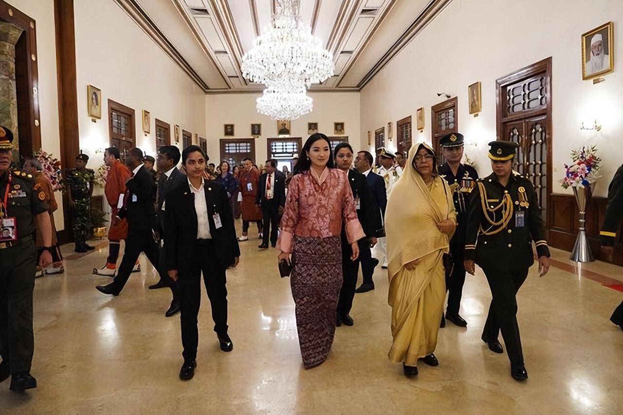 不丹王后抱小公主庆祝34岁生日!眼神显疲惫,小公主穿碎花裙好萌