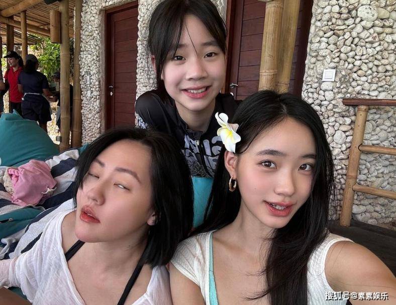 扎着高俏丸子发型,画着眼线穿着露肩裙,镜头中的许曦恩是同学眼中妥妥