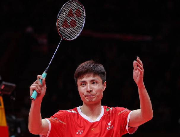 石宇奇以2-1逆转胜利夺得新加坡羽毛球公开赛男单冠军