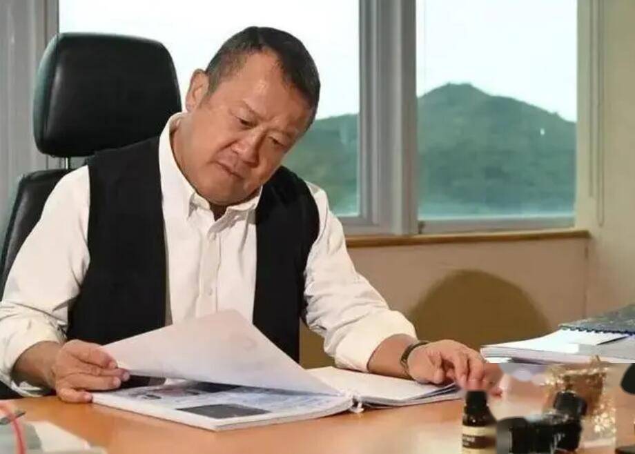 公司已全面转型,曾志伟现身惹争议!