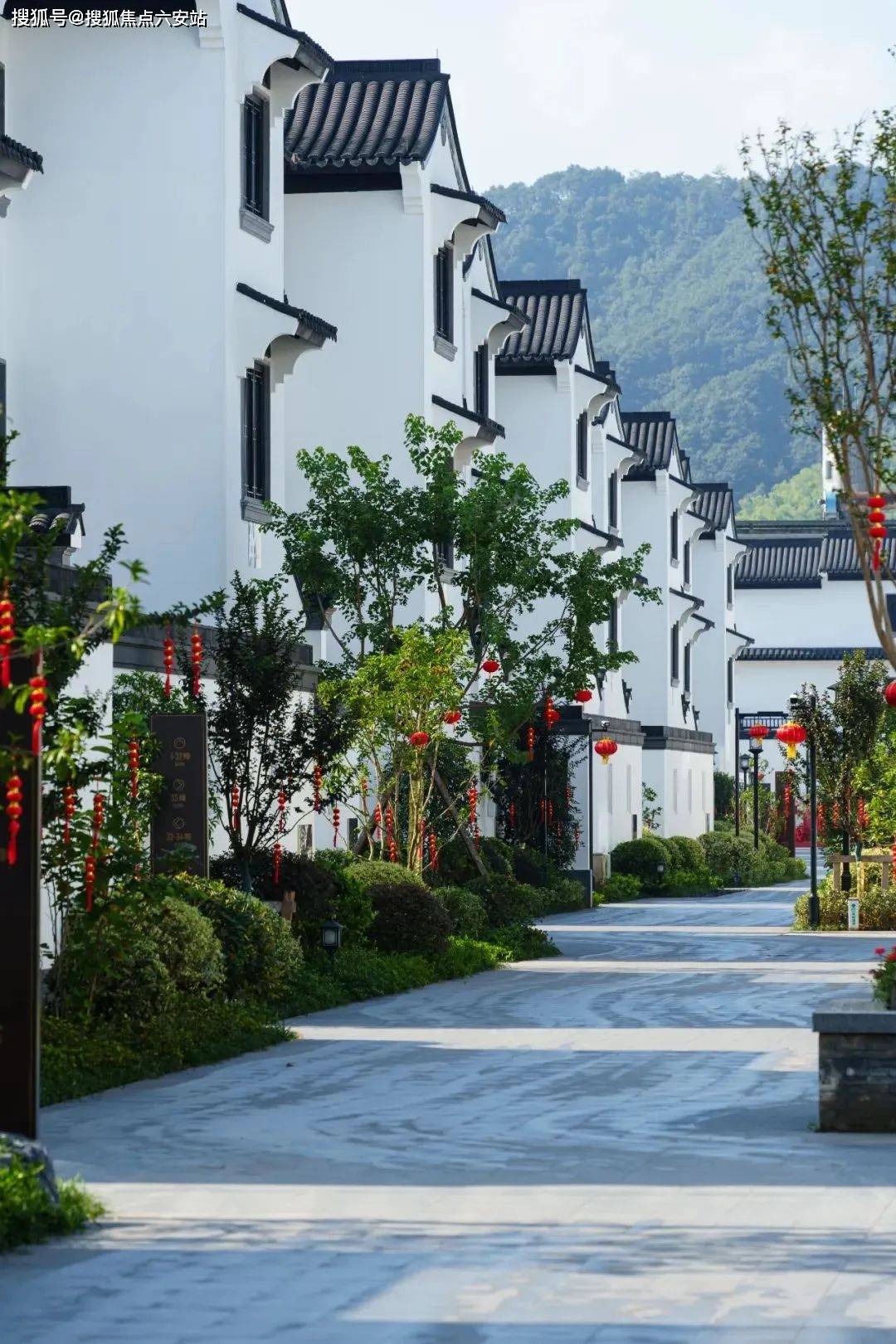 地处世界"生态环境500佳"绍兴夏履的融杭府,汲取中式建筑的精髓,白墙