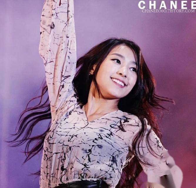 尹宝拉的33岁时光:美艳如初,写真中绽放的女性力量,这谁看了不心动?