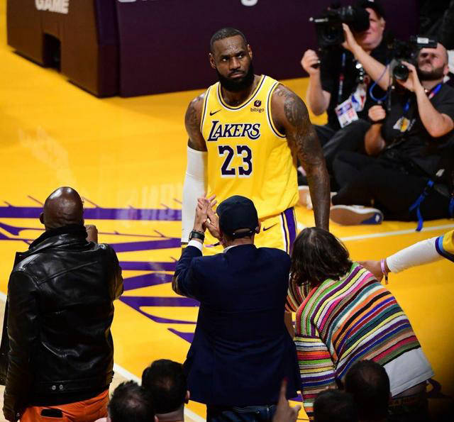 nba球队选秀采取新战略,超七成球迷倾向76人选择詹姆斯!