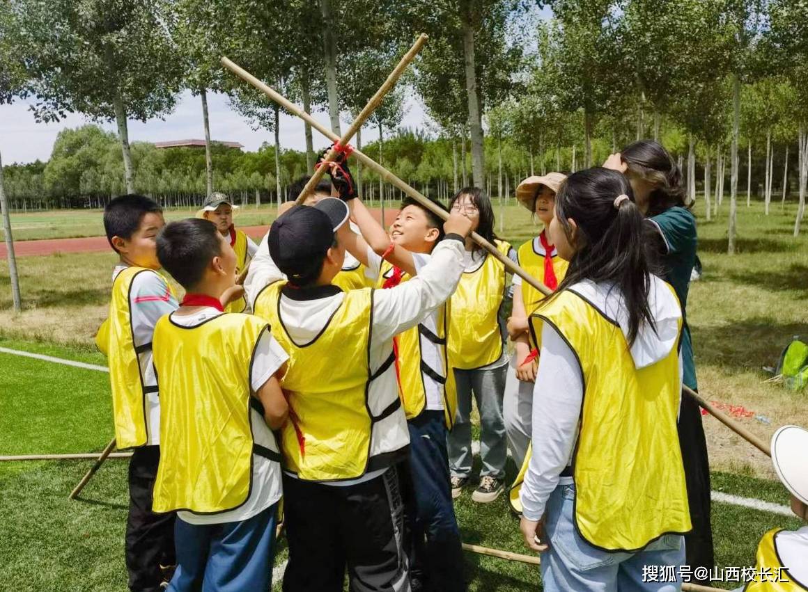 学习绳结绑扎,为罗马炮架的搭建奠定基础;在搭建实景炮架时,学生深入