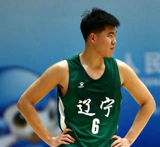 辽篮新星黄秋实休赛期身材大变 未来或接替李晓旭_辽宁队_训练_篮球迷