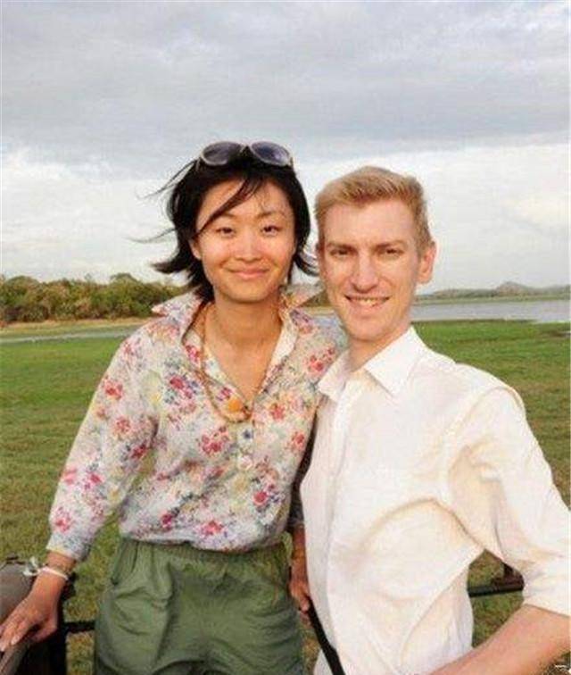 65岁名主持敬一丹,嫁富商老公恩爱多年,34岁学霸女儿找个洋老公