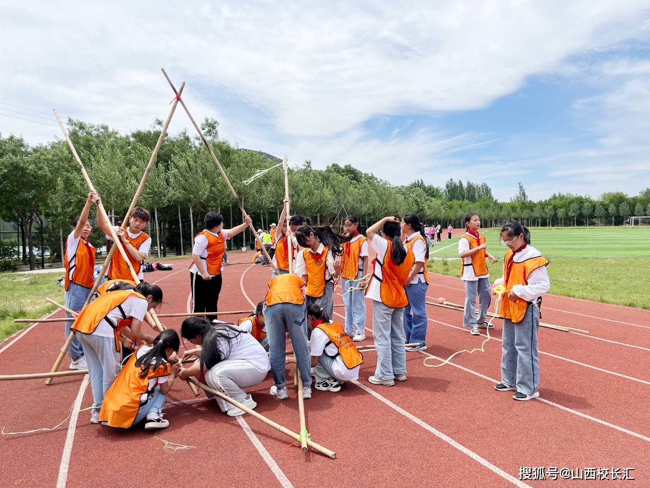 学习绳结绑扎,为罗马炮架的搭建奠定基础;在搭建实景炮架时,学生深入