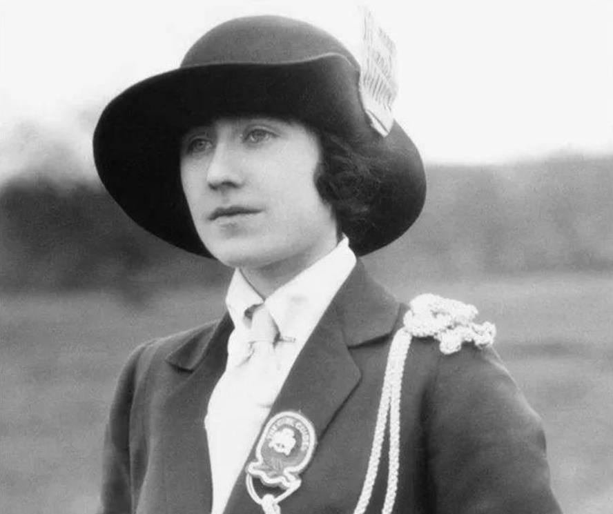 伊丽莎白·鲍斯-莱昂共有十个兄弟姊妹,她在其中排行第九.