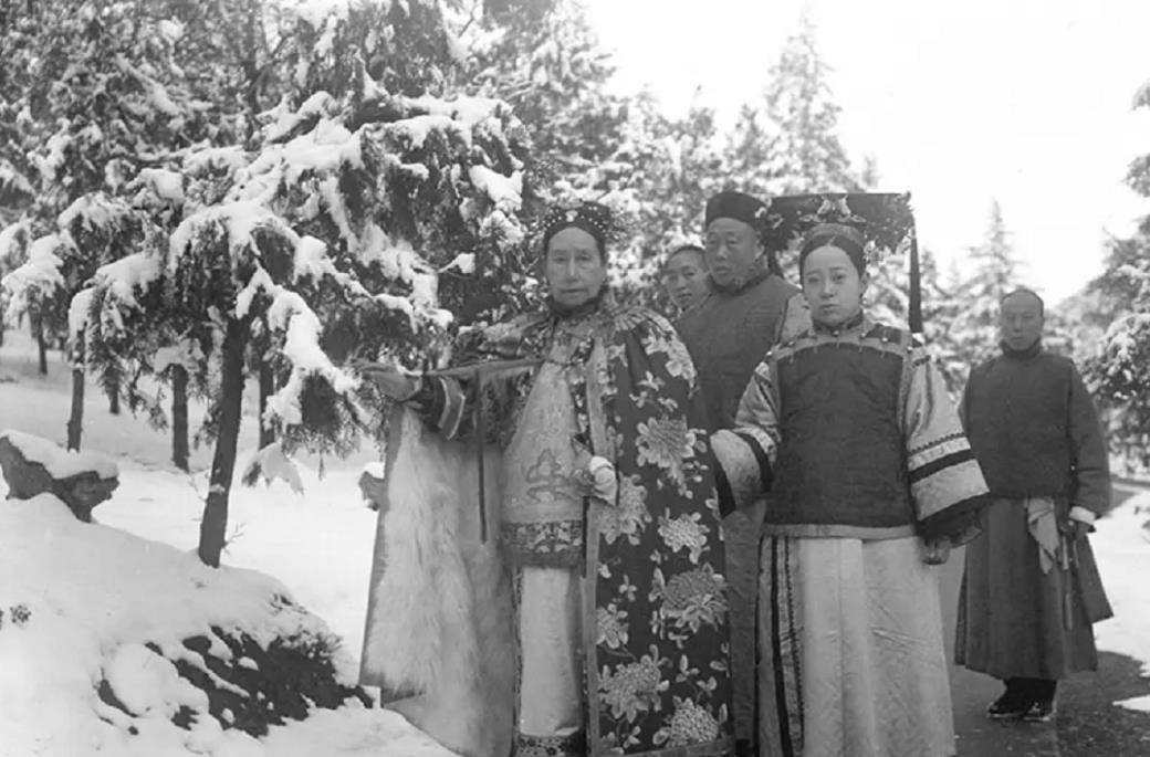 黑白照也难掩其姿色,却被慈禧操控一生_奕劻_四格_妃嫔