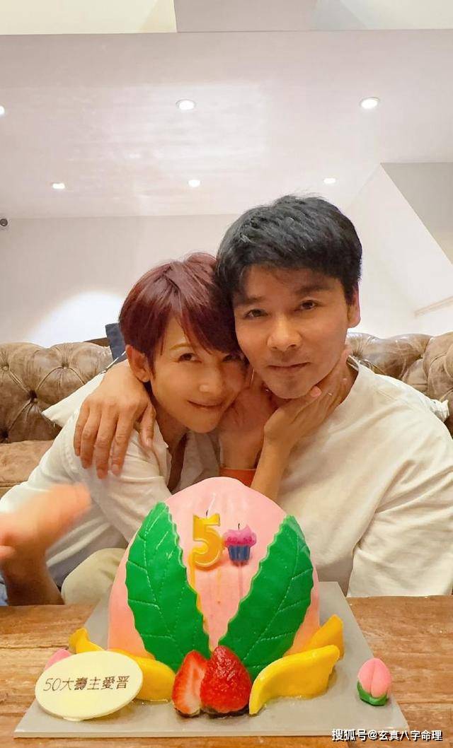 蔡少芬女儿包子小学毕业,母女同框幸福温馨_张晋_妈妈_汤圆
