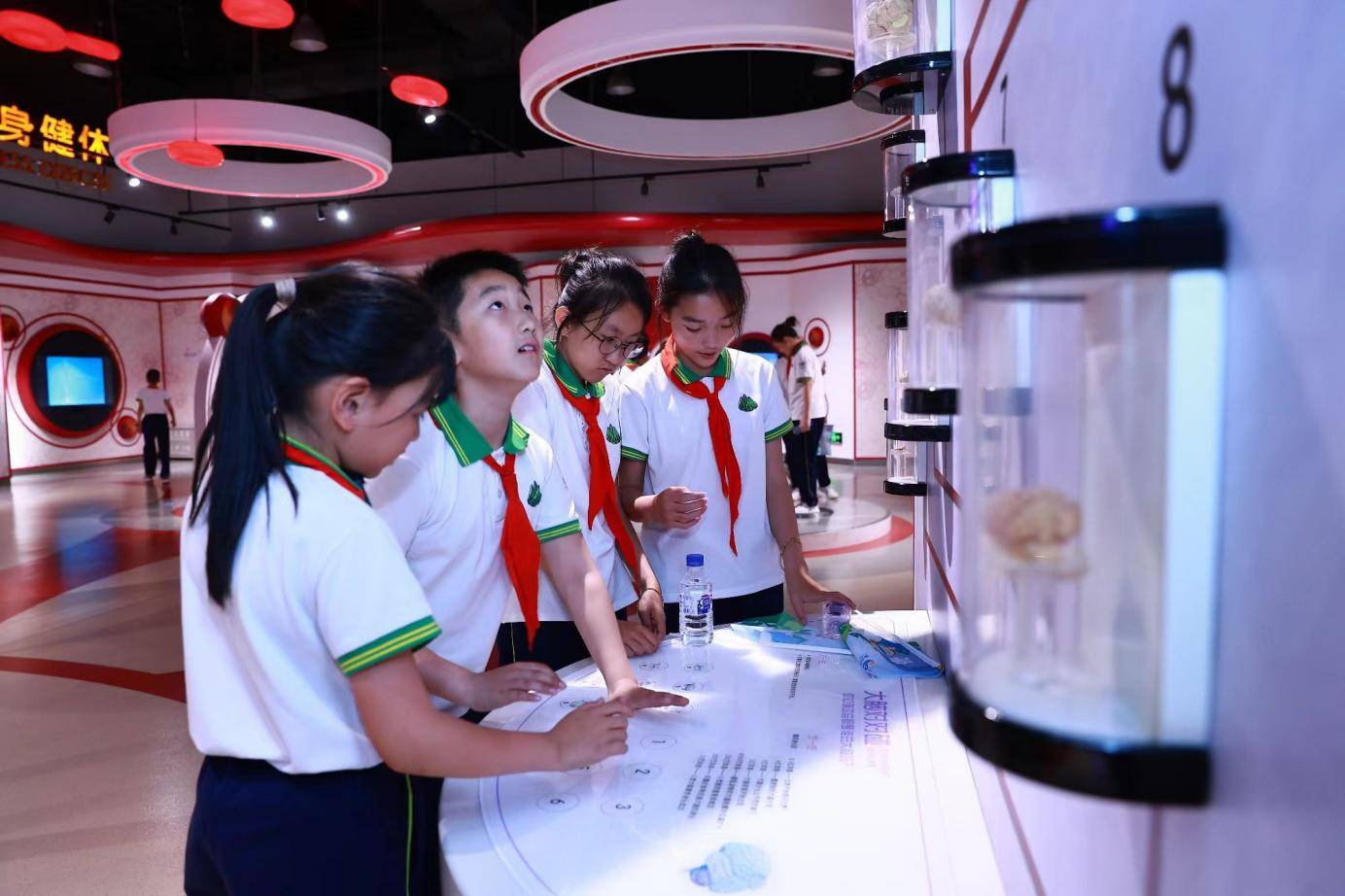 "鲜"游团粉丝在吉林省科技馆部分"鲜"游团粉丝代表还实地体验了伪满