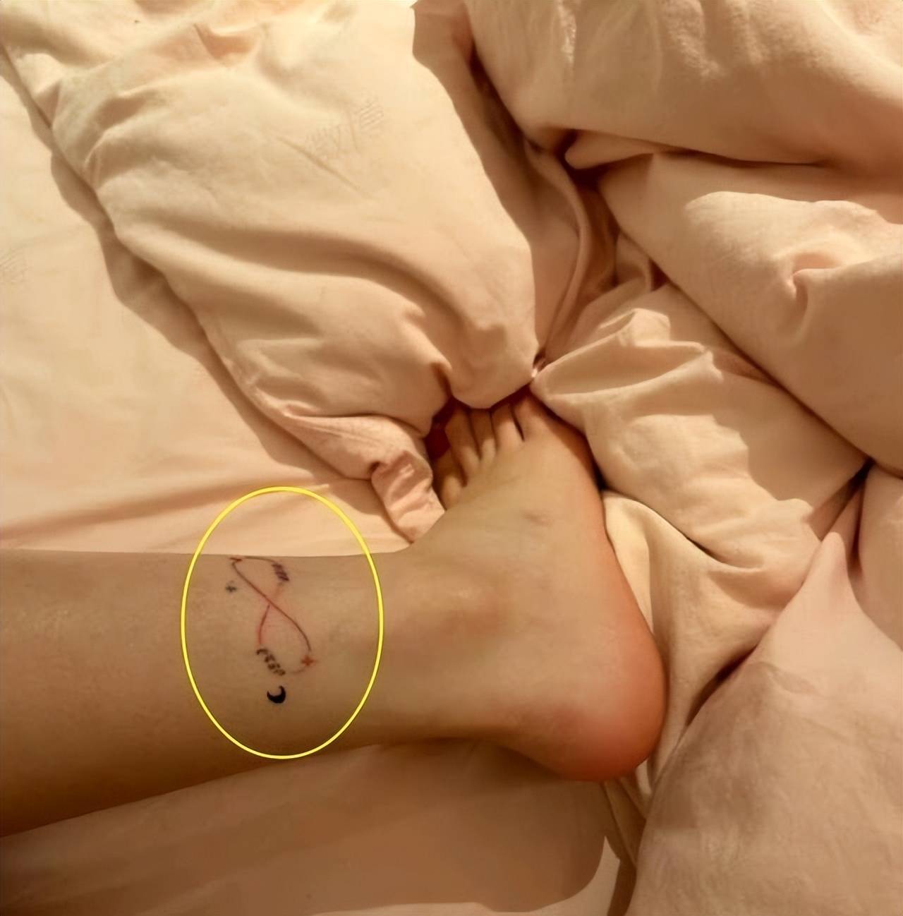 她的纹身在脚踝,胡文煊的纹身在肩膀处,看起来确实一模一样