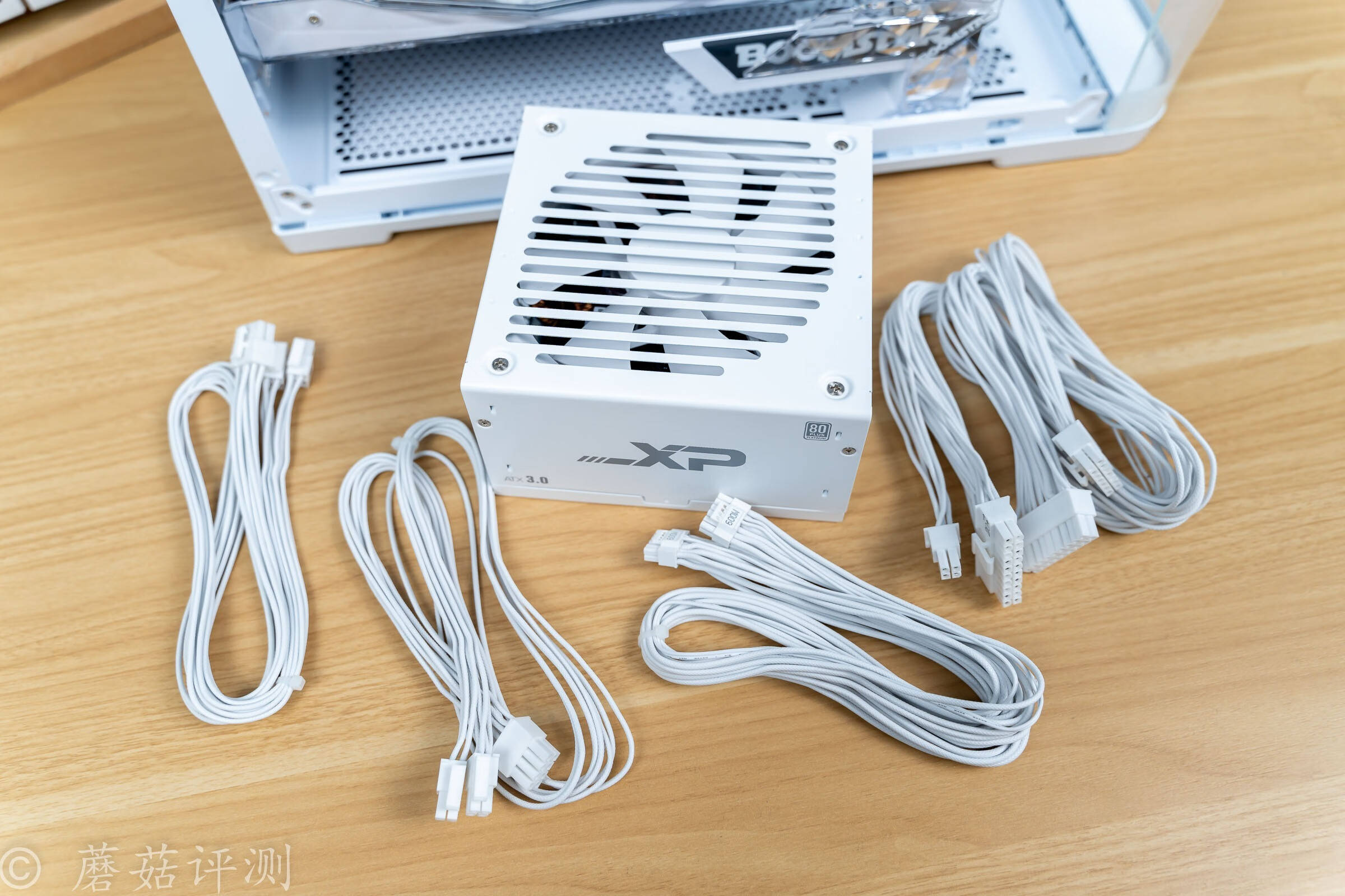 稍微弯曲一点点,视觉观感提升不止一点,先马轨迹海景房机箱 体验评测