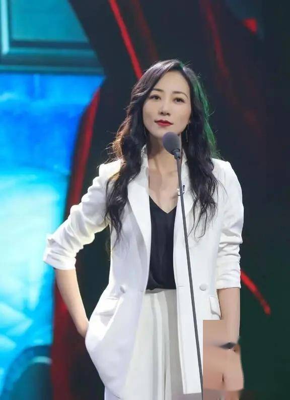 韩雪最新写真,举手投足间都是风情,这谁顶得住的魅力磁场!