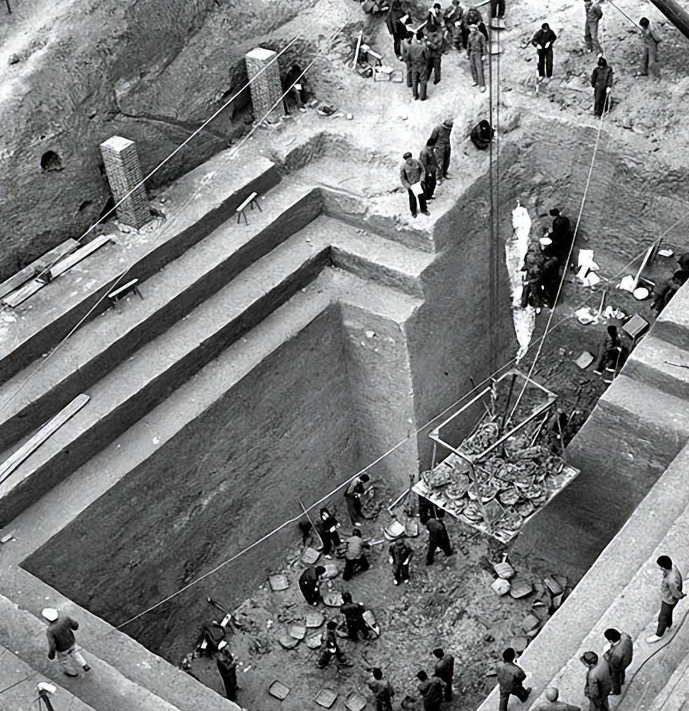 1985年湖南发现古墓,墓中女尸舌头吐在外面,男尸旁有元朝钱袋