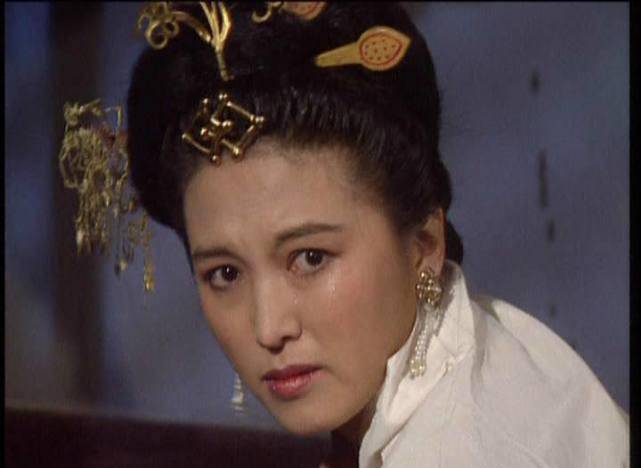 这位可就是真"绿"了,而且是三国里最有名的一"绿";秦宜禄的老婆杜夫人