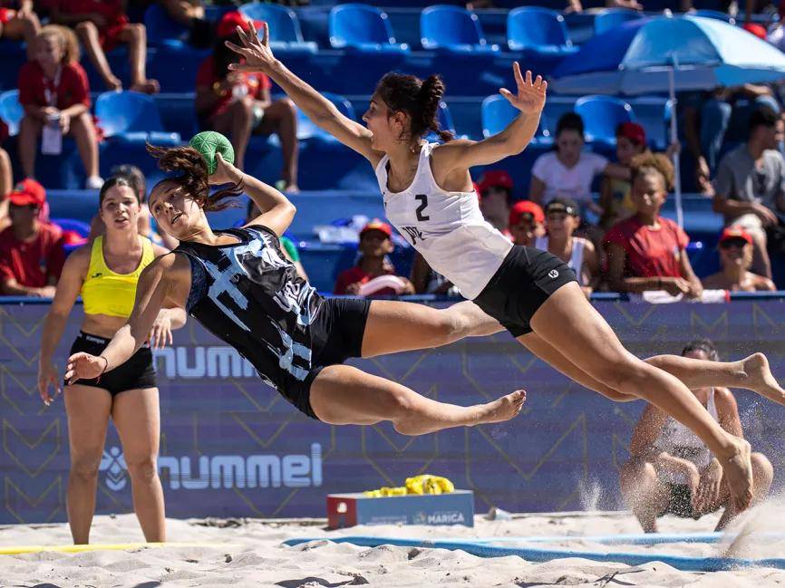 沙滩手球女运动员图片