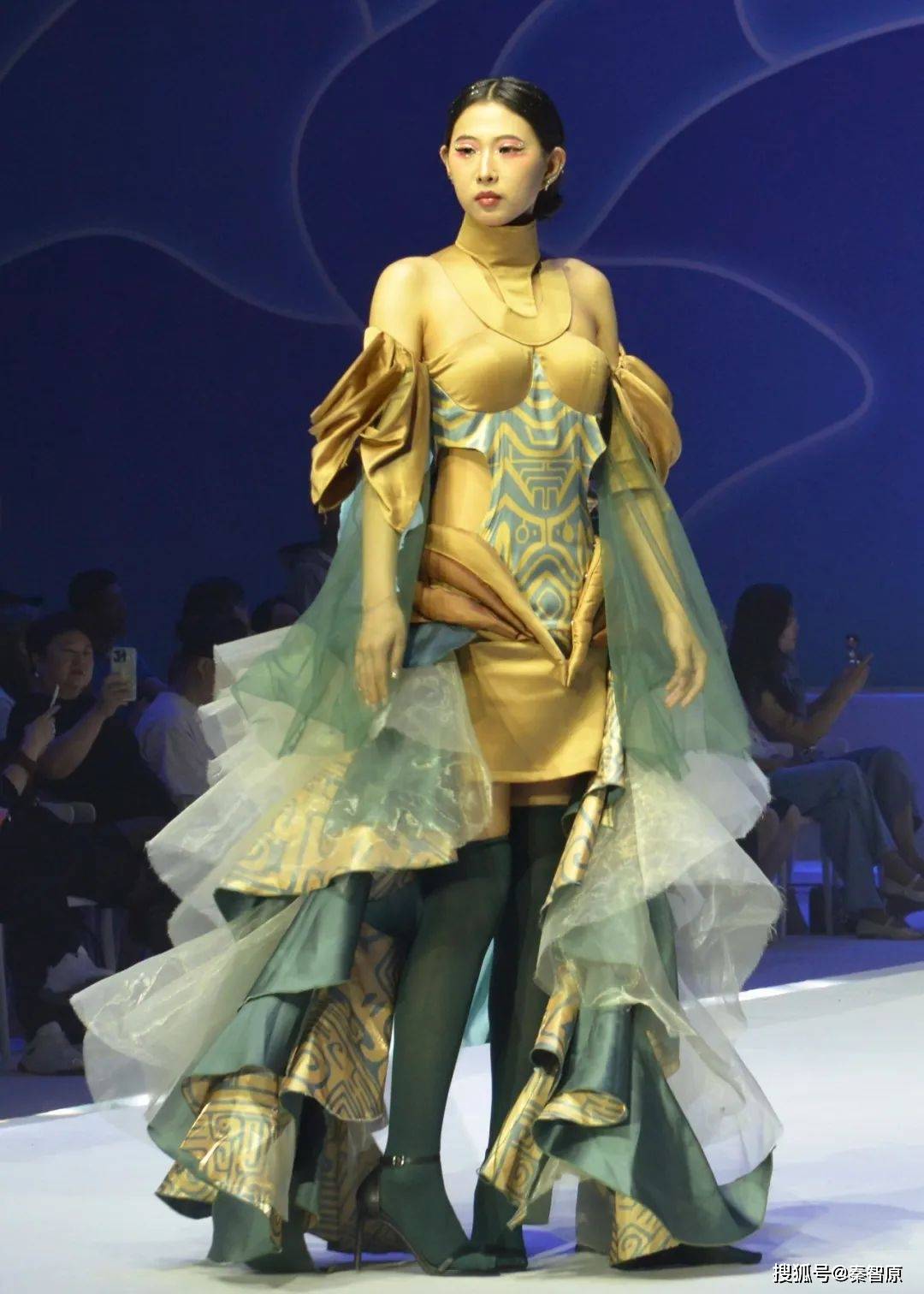 体育馆里上演时装秀,这所大学毕业展创意十足!