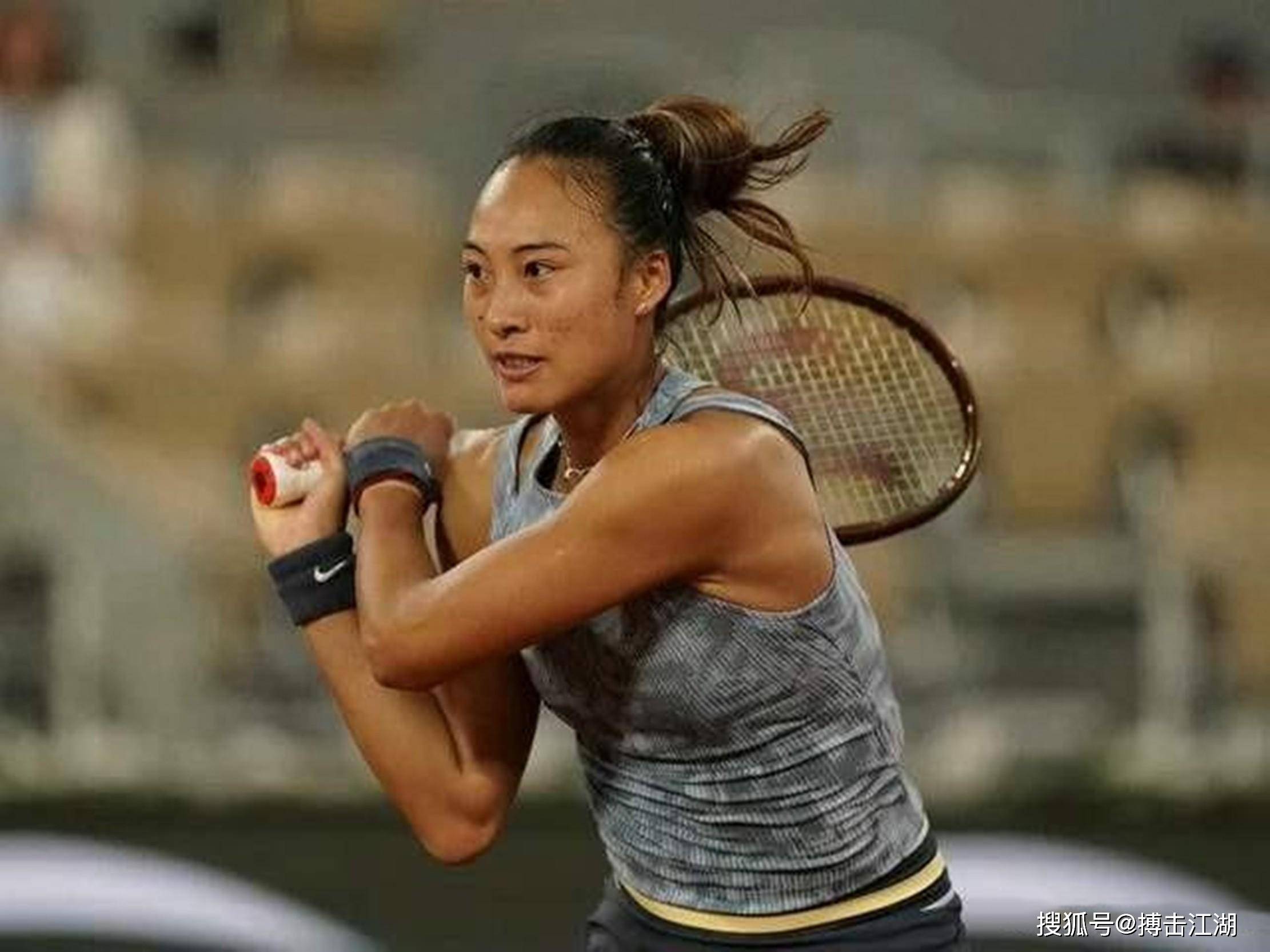 女网独苗郑钦文悬了!遭致命误判,决胜盘暂时落后,比赛因雨中断