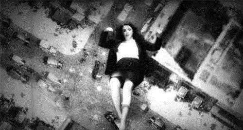1947年,1位女子从帝国大厦86楼跳下时被抓拍,成就1张经典遗体照