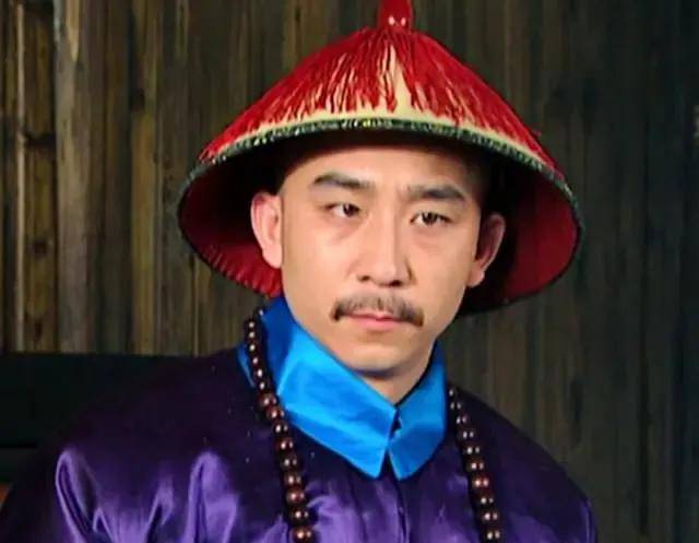 八股文,他老爹为了给李卫寻个出身,于是,花了一大笔钱为了捐了官,康熙