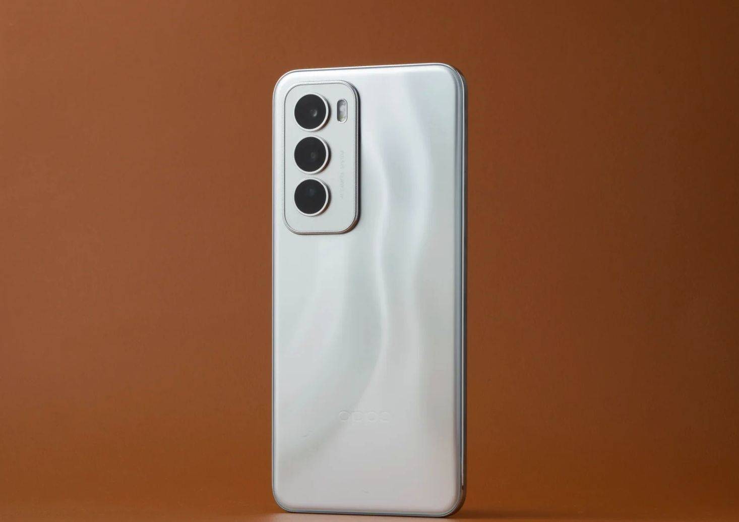 波哥就不信邪地对oppo reno12进行了一波拷打,用力投掷,桌面摔地上,1