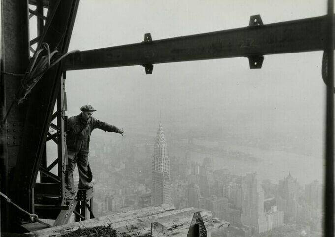 1931年纽约帝国大厦修建现场:工人无防护高空作业,令人后背发凉