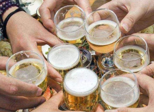 酒桌上和领导喝酒,情商高的人不会说"这些话",会得到老板重视