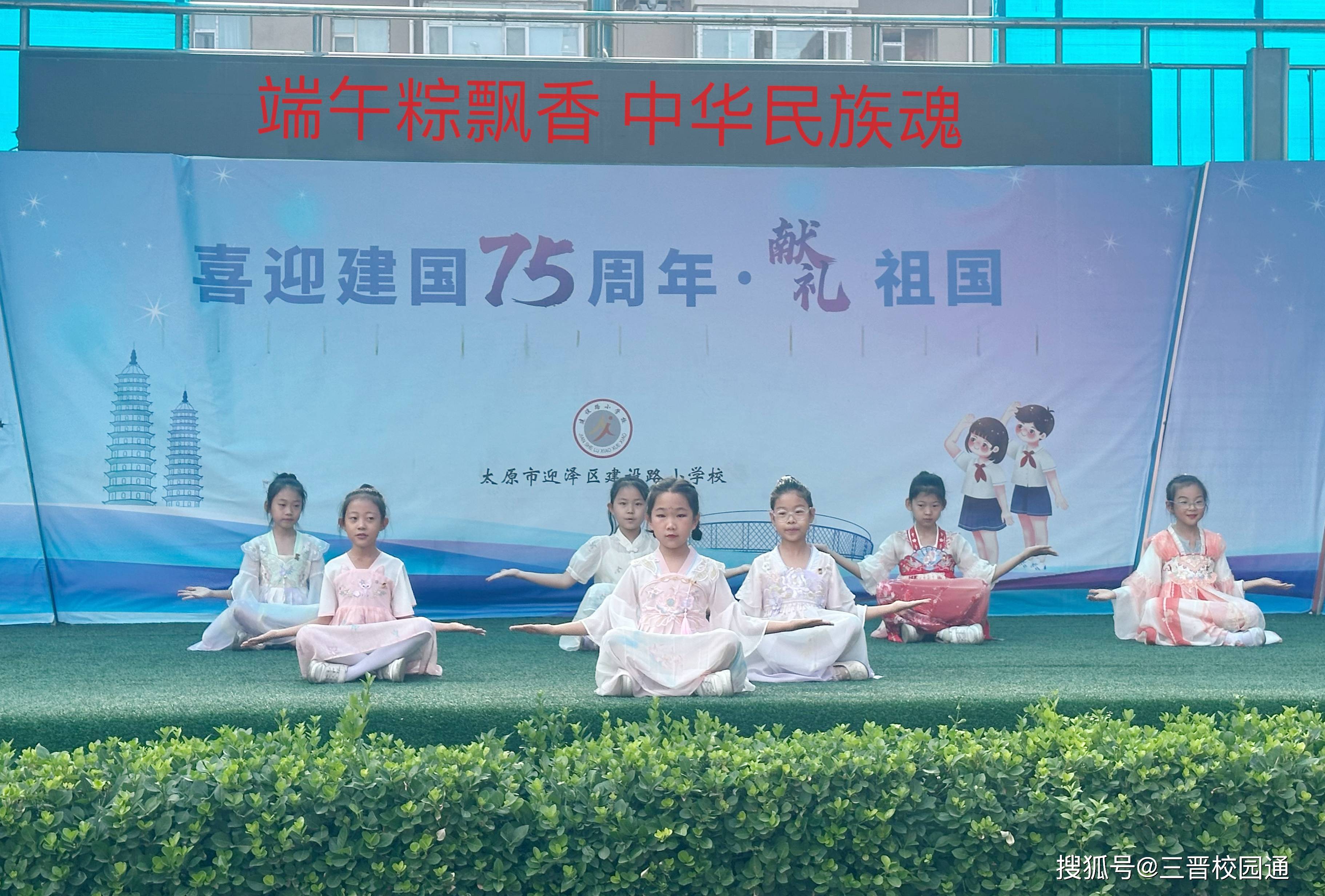 五星红旗在雄壮的国歌声中冉冉升起,红领巾在少先队员胸前飘扬,传统
