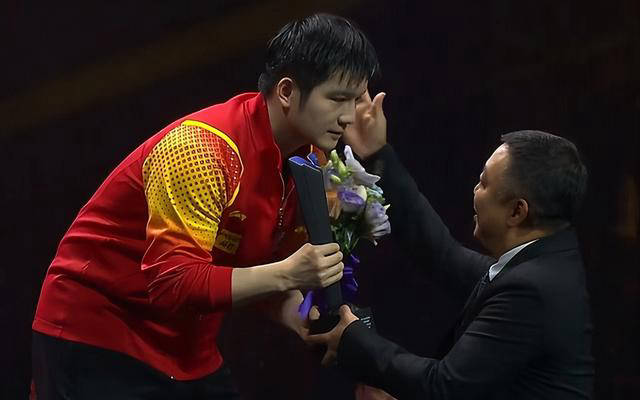 刘国梁给男单冠军樊振东颁奖,逗笑网友的一幕!