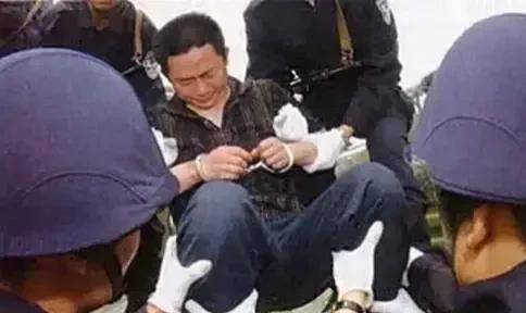 2005年,河南黑老大宋留根走下法庭,被押赴死刑刑场途中笑容满面