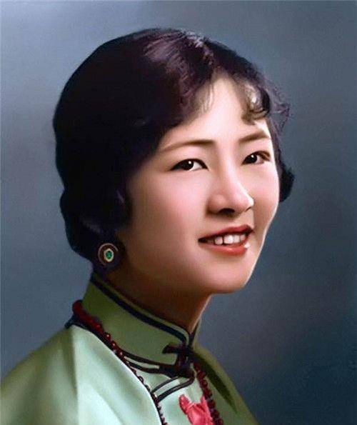 "校园皇后"陆小曼年轻时有多美?看她当年的黑白旧照,你就懂了