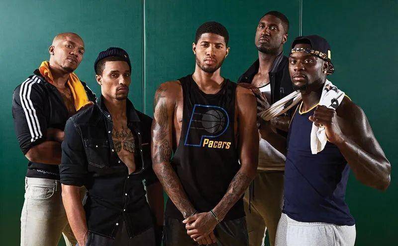 当时乔治作为球星,与大卫·韦斯特,兰斯·史蒂芬森,乔治·希尔,希伯特