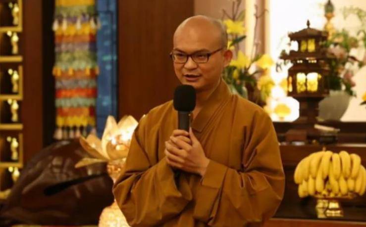 他正式接受剃度,并在剃度结束后获得了新的法号——贤清法师.