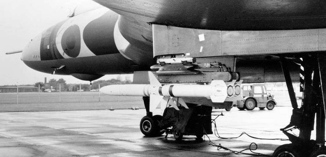 帝国最后的愤怒:英国火神轰炸机远程奔袭马岛,执行"黑鹿行动"