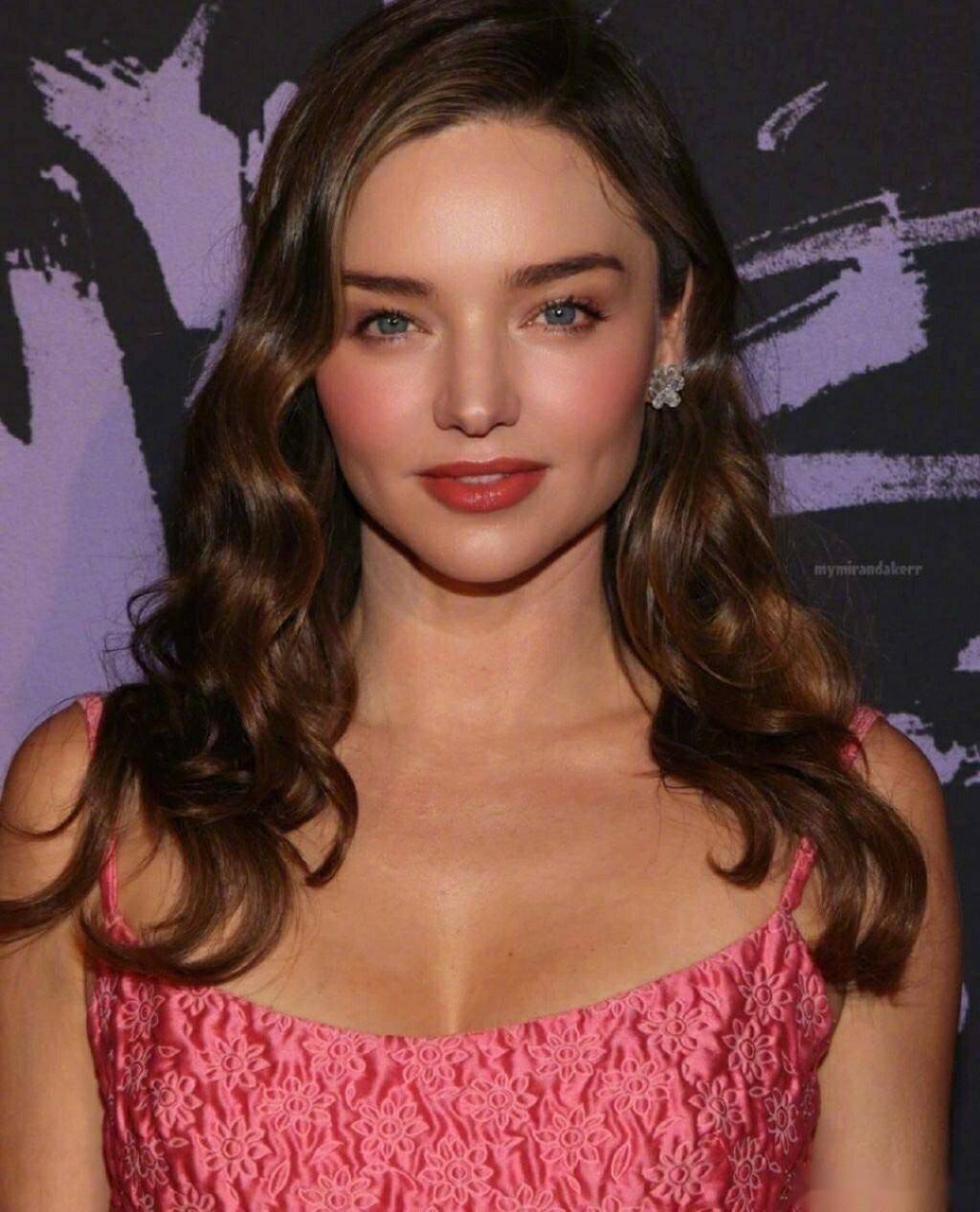 世界级尤物米兰达可儿,她的完美身材和迷人美貌让人无法抗拒!